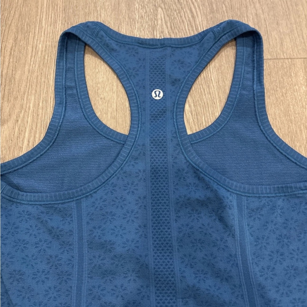 lululemon blue floral tank Top - Picture 2 of 7